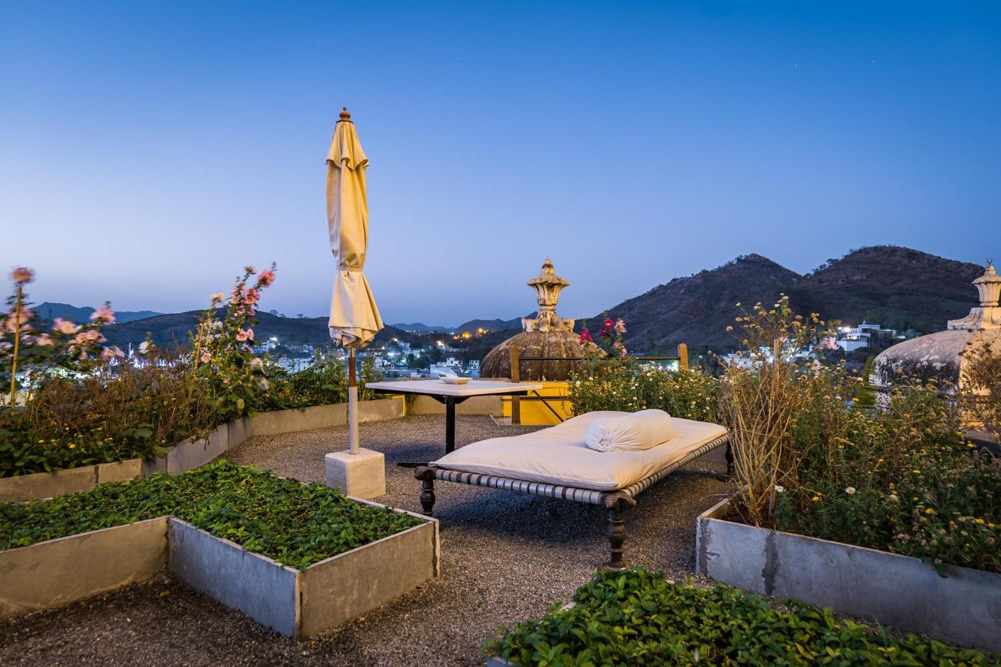 Raas Devigarh Hotel Delwara Exterior photo