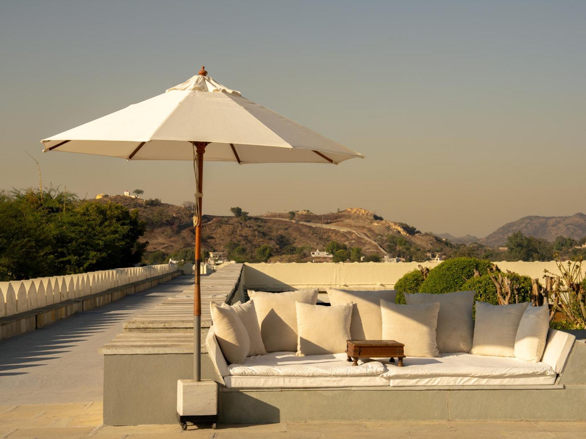 Raas Devigarh Hotel Delwara Exterior photo