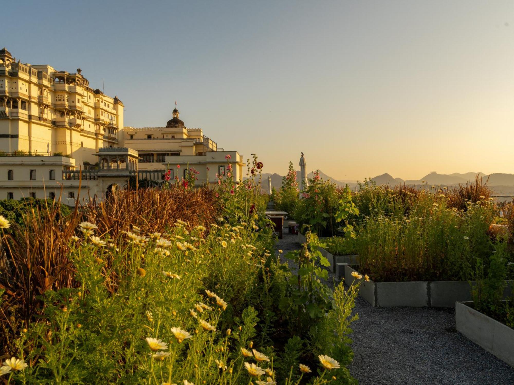 Raas Devigarh Hotel Delwara Exterior photo